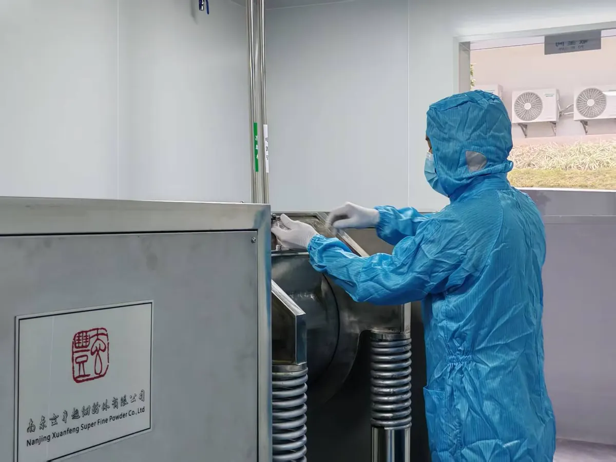 灵芝孢子粉破壁工序:超细粉碎设备作业实拍