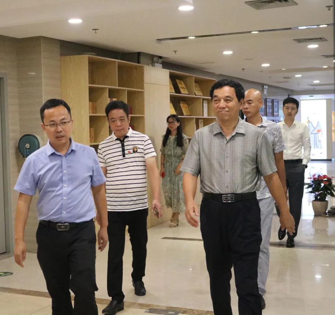 原福建省委常委、省军区司令员熊安东将军莅临元生泰厦门医药研发中心视察指导(图1)