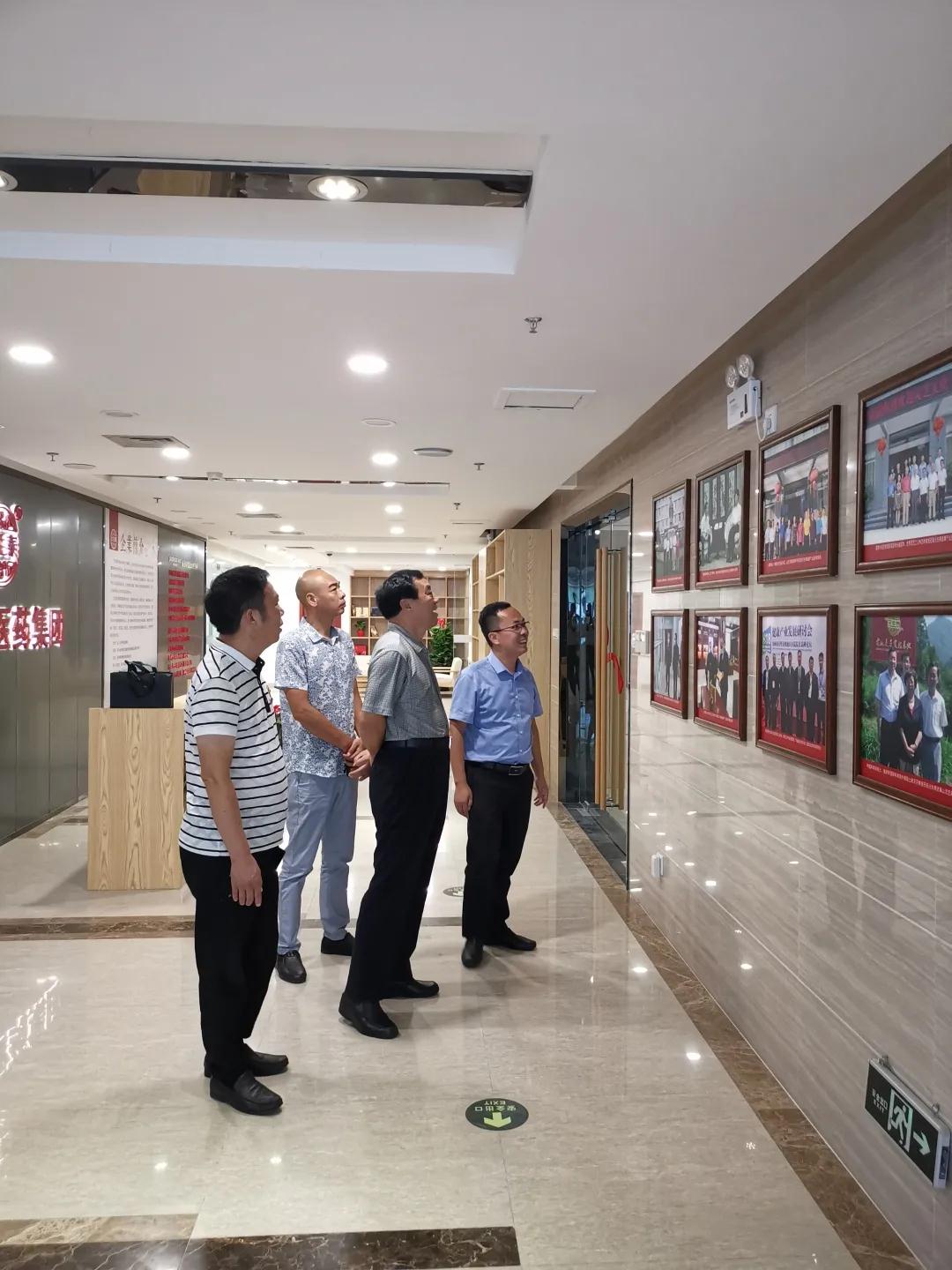 原福建省委常委、省军区司令员熊安东将军莅临元生泰厦门医药研发中心视察指导(图2)
