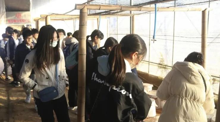 元生泰迎接澳门学生科普冬令营师生莅临参观学习，展现福建中医药大健康魅力(图2)