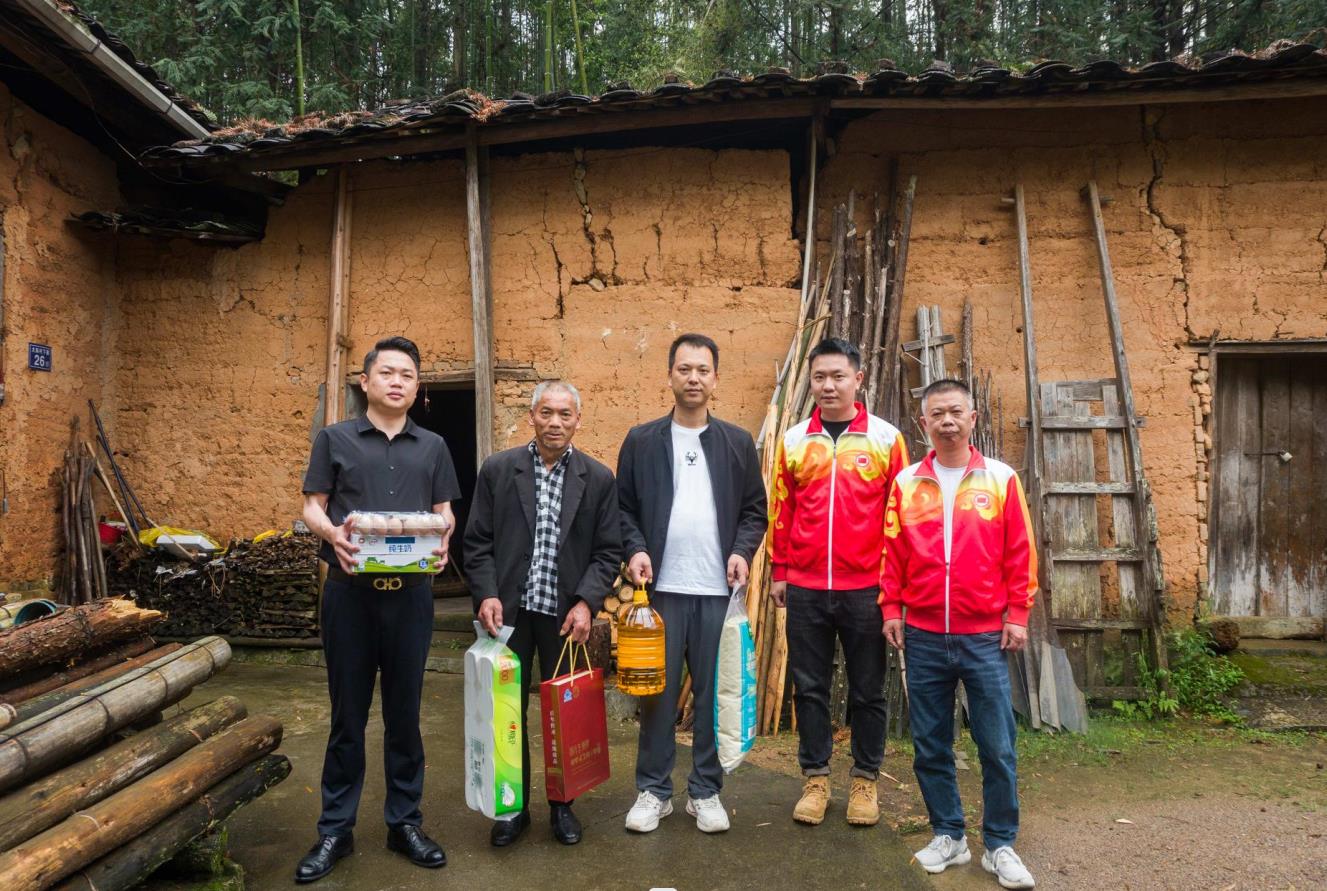 元生泰携手武夷山市吴屯乡政府开展“下乡送爱心公益活动”，情暖大际村贫困老人(图2)