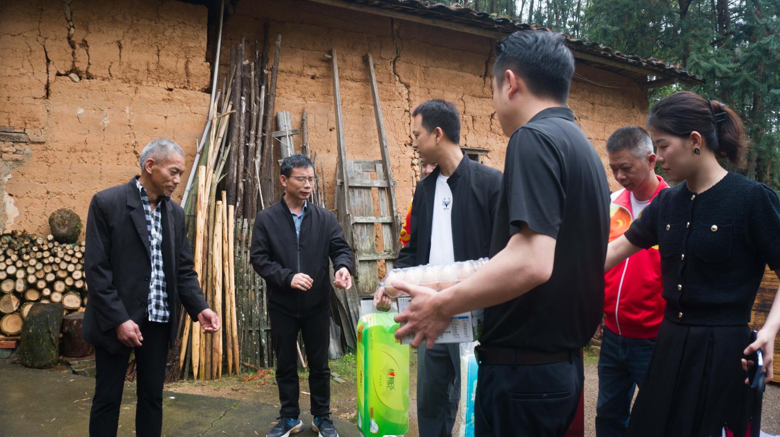元生泰携手武夷山市吴屯乡政府开展“下乡送爱心公益活动”，情暖大际村贫困老人(图4)