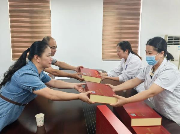 “芝”敬白衣天使 关怀温暖人心——元生泰前往武夷山市五夫镇卫生院开展慰问活动(图2)